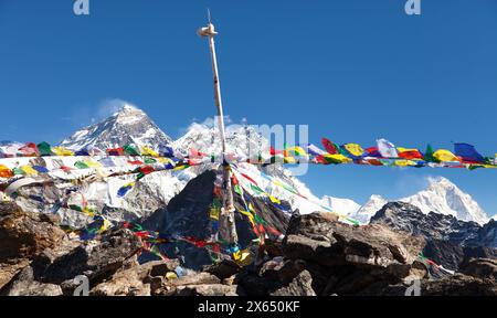 Blick auf Mount Everest, Mt. Lhotse und Makalu Gipfel mit buddhistischen Gebetsfahnen vom Gokyo Ri Gipfel, Khumbu Tal, Nepal Himalaya Berge Stockfoto