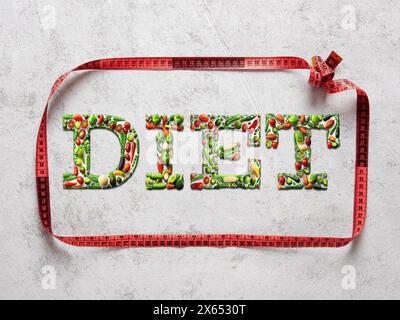 Ernährung, Ernährung und gesunde Ernährung. Das Wort Diät aus gesunden Gemüsebriefen gerahmt von einem Maßband. Stockfoto