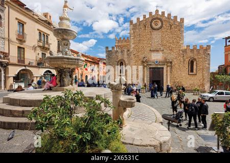 Taormina, Sizilien, Italien. Piazza del Duomo mit der Kathedrale San Nicolo aus dem 13. Jahrhundert und barockem Brunnen. Stockfoto