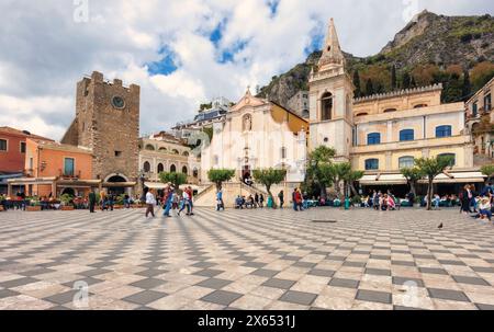 Taormina, Sizilien, Italien. Piazza IX Aprile. IX. April Platz. Mit der Kirche San Giuseppe rechts vom Uhrturm. Stockfoto