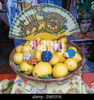 Taormina, Sizilien, Italien. Schüssel mit Zitronen und Ventilator im Schaufenster. Stockfoto