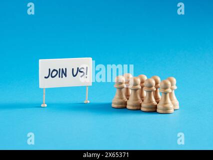 Schachfiguren stehen neben Banner mit der Botschaft. Konzept für Beschäftigung, Einstellung und Karrieremöglichkeiten. Stockfoto