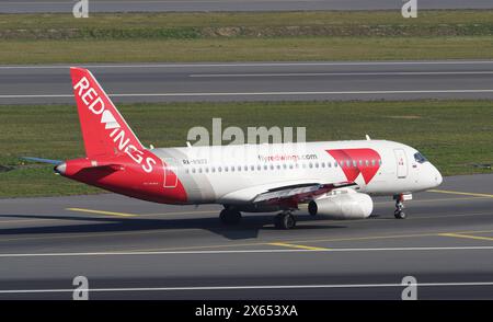 ISTANBUL, TURKIYE - 05. NOVEMBER 2022: Red Wings Airlines Sukhoi Superjet 100-95LR (95177) landet auf dem Flughafen Istanbul Stockfoto