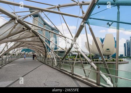 Der Komplex aus verdrehtem Stahl der Fußgängerbrücke mit Blick auf die Marina Bay Sands und das ArtScience Museum, Marina Bay, Singapur Stockfoto