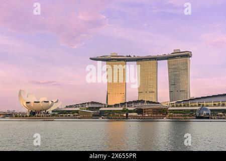 Marina Bay Sands Hotel und ArtScience Museum in goldenem Licht am Sonnenuntergang Marina Bay, Singapur Stockfoto