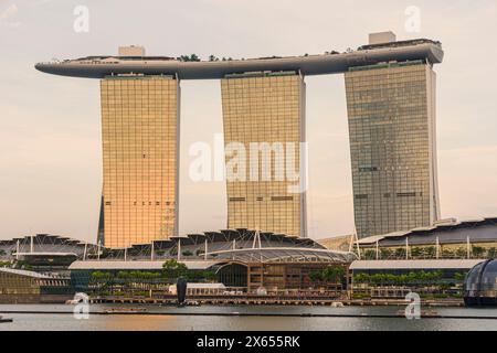 Goldener Sonnenuntergang über dem Marina Bay Sands Hotel und den Shoppes at Marina Bay, Singapur Stockfoto