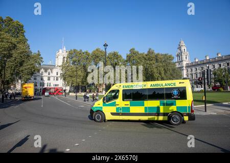 London, NHS Ambulanz reist rund um den Parliament Square in Westminster mit Patientenüberweisung zur Notfallbehandlung, England, Großbritannien, 2023 Stockfoto