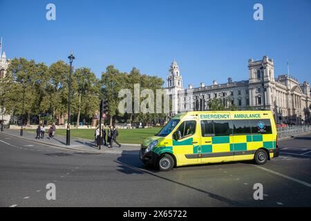 London, NHS Ambulanz reist rund um den Parliament Square in Westminster mit Patientenüberweisung zur Notfallbehandlung, England, Großbritannien, 2023 Stockfoto