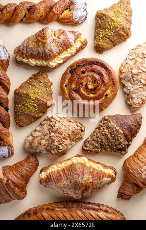 Frisch gebackenes Gebäck, verschiedene Croissants auf hellem Hintergrund Stockfoto