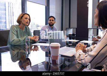 Vielseitiges Team-Meeting im Büro: Birassischer junger Mann, zwei Profis mittleren Alters Stockfoto