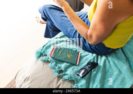 Zu Hause, reife Weiße, die den Arm hält und nach unten blickt Stockfoto