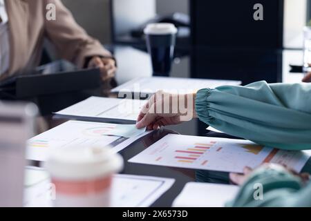 Im Büro diskutieren verschiedene Teams über Geschäftspapiere Stockfoto