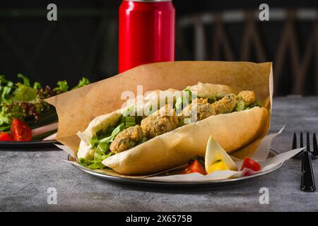 Frittierte Muscheln in Brot und mit Gemüse an der Seite. Türkischer Name Midye Tava Stockfoto