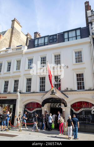 Sotherbys Freddie Mercury A World of his own Ausstellung New Bond Street, Leute Schlange betreten Sothebys, um die Privatsammlung vor der Auktion zu sehen Stockfoto