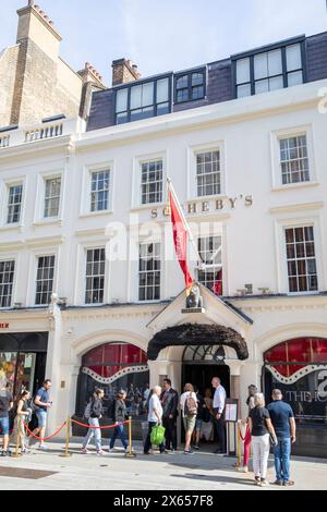 Sotherbys Freddie Mercury A World of his own Ausstellung New Bond Street, Leute Schlange betreten Sothebys, um die Privatsammlung vor der Auktion zu sehen Stockfoto