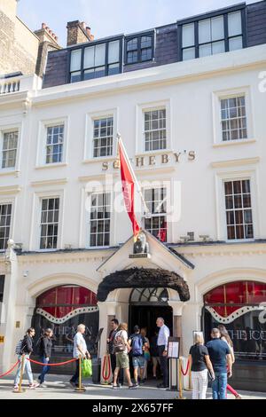 Sotherbys Freddie Mercury A World of his own Ausstellung New Bond Street, Leute Schlange betreten Sothebys, um die Privatsammlung vor der Auktion zu sehen Stockfoto