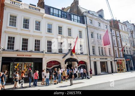 Sotherbys Freddie Mercury A World of his own Ausstellung New Bond Street, Leute Schlange betreten Sothebys, um die Privatsammlung vor der Auktion zu sehen Stockfoto