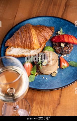 Frisch gebackenes Croissant mit Leberpastete, leckere Gourmet-Vorspeise auf dem Tisch Stockfoto