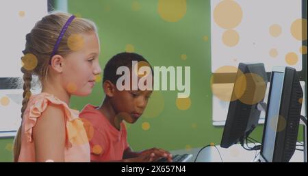 Bild von leuchtenden gelben Lichtflecken über verschiedenen Schulkindern im Klassenzimmer Stockfoto