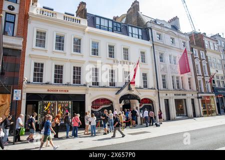 Sotherbys Freddie Mercury A World of his own Ausstellung New Bond Street, Leute Schlange betreten Sothebys, um die Privatsammlung vor der Auktion zu sehen Stockfoto