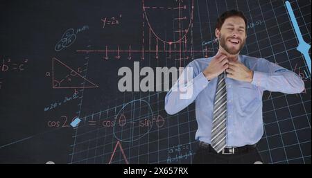 Bild von mathematischen Gleichungen über Gitternetzwerk gegen den kaukasischen Geschäftsmann, der seine Krawatte entfernt Stockfoto