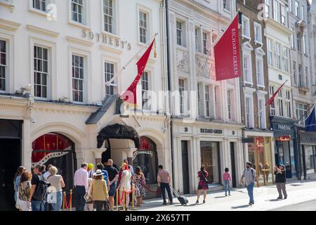 Sotherbys Freddie Mercury A World of his own Ausstellung New Bond Street, Leute Schlange betreten Sothebys, um die Privatsammlung vor der Auktion zu sehen Stockfoto