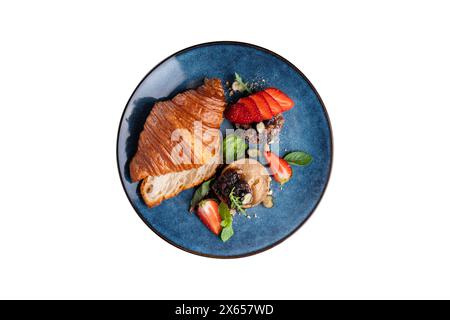 Frisch gebackenes Croissant mit Leberpastete, Gourmet-Vorspeise auf weißem Hintergrund isoliert Stockfoto