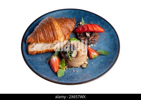 Frisch gebackenes Croissant mit Leberpastete, Gourmet-Vorspeise auf weißem Hintergrund isoliert Stockfoto