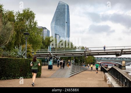 London South Bank mit Millennium Bridge über die Themse und Number One Blackfriars Hochhaus mit gemischter Nutzung, England, Großbritannien, 2023 Stockfoto