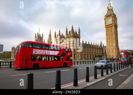 Westminster Bridge London, zwei rote Doppeldeckerbusse auf der Brücke im Palace of Westminster, Houses of Parliament und Big Ben Uhrenturm Stockfoto