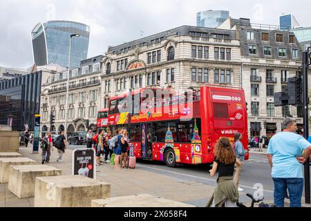 Besichtigungstour in London, Doppeldeckerbus mit rotem Oberdeck in London mit Walkie Talkie Gebäude sichtbar, Zentrum von London, England, Großbritannien, 2023 Stockfoto