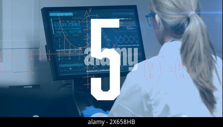 Bild des Countdowns und mathematischer Gleichungen über kaukasische Wissenschaftlerin im Labor Stockfoto