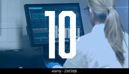 Bild des Countdowns und mathematischer Gleichungen über kaukasische Wissenschaftlerin im Labor Stockfoto