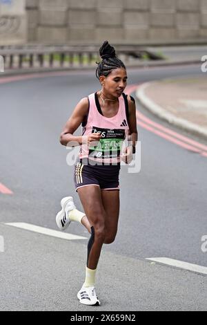 Tsige Haileslase, äthiopische Spitzenkonkurrentin für Frauen, London Marathon 2024, Poplar, East London, Vereinigtes Königreich Stockfoto