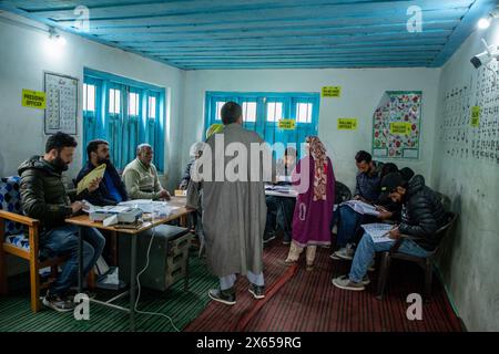 Srinagar, Indien. Mai 2024. Während der vierten Phase der Parlamentswahlen in Lok Sabha in einem hügeligen Dorf in Budgam, einem Gebiet im Distrikt Budgam im Wahlkreis Srinagar, überprüfen die Menschen ihre Namen auf der Wahlliste in einem Wahllokal. (Foto: Faisal Bashir/SOPA Images/SIPA USA) Credit: SIPA USA/Alamy Live News Stockfoto