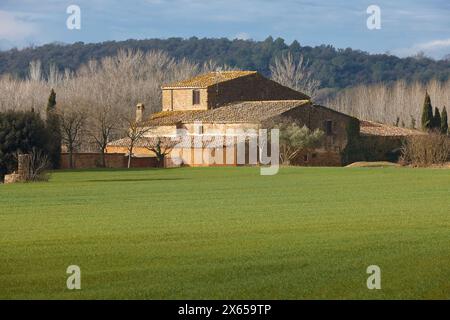 Traditionelles katalonisches antikes Steinhaus. Masia. Girona, Katalonien, Spanien Stockfoto