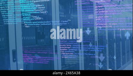 Abbildung der Computersprache und der angeschlossenen Symbole über Daten-Server-Racks im Serverraum Stockfoto