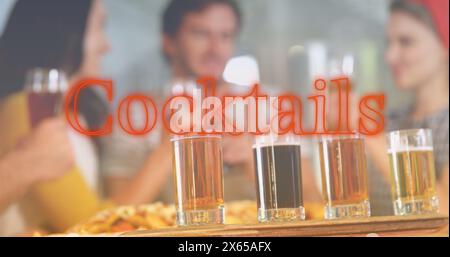 Bild von roten Cocktails Neontext über verschiedenen Freunden, die in der Bar trinken und reden Stockfoto