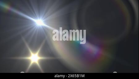 Digitales Bild mehrerer farbenfroher Lichtflecken, die sich vor dunklem Hintergrund bewegen Stockfoto