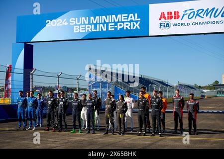 Berlin, Allemagne. Mai 2024. Fahrer posieren für das offizielle Bild des Rookie-Tests 2024 der ABB FIA Formel E Weltmeisterschaft 2023-24 auf dem Tempelhof Airport Street Circuit am 13. Mai 2024 in Berlin - Foto Eric Alonso/DPPI Credit: DPPI Media/Alamy Live News Stockfoto