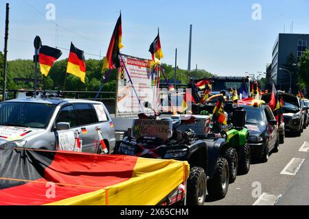 Eine regierungskritische Sternfahrt aus dem Saar-Pfalz-Kreis und dem Kreis Merzig-Wadern endete am Samstag 11.5.2024 am Sarländischen Landtag in Saarbrücken. Die Demonstranten, die sich unparteiisch nennen, kritisieren die Politik der Bundesregierung scharf und befürchten schwere Schäden für den Mittelstand. *** Eine regierungsfeindliche Kundgebung aus dem Landkreis Saar-Pfalz und dem Landkreis Merzig Wadern endet am Samstag, 11 5 2024 im Saarländischen landtag in Saarbrücken die Demonstranten, die sich überparteilich nennen, kritisieren scharf die Politik des Bundes und fürchten ser Stockfoto