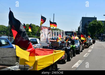 Eine regierungskritische Sternfahrt aus dem Saar-Pfalz-Kreis und dem Kreis Merzig-Wadern endete am Samstag 11.5.2024 am Sarländischen Landtag in Saarbrücken. Die Demonstranten, die sich unparteiisch nennen, kritisieren die Politik der Bundesregierung scharf und befürchten schwere Schäden für den Mittelstand. *** Eine regierungsfeindliche Kundgebung aus dem Landkreis Saar-Pfalz und dem Landkreis Merzig Wadern endet am Samstag, 11 5 2024 im Saarländischen landtag in Saarbrücken die Demonstranten, die sich überparteilich nennen, kritisieren scharf die Politik des Bundes und fürchten ser Stockfoto