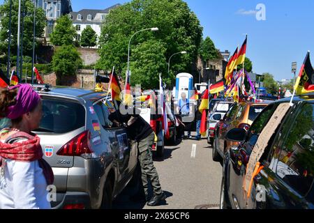 Eine regierungskritische Sternfahrt aus dem Saar-Pfalz-Kreis und dem Kreis Merzig-Wadern endete am Samstag 11.5.2024 am Sarländischen Landtag in Saarbrücken. Die Demonstranten, die sich unparteiisch nennen, kritisieren die Politik der Bundesregierung scharf und befürchten schwere Schäden für den Mittelstand. *** Eine regierungsfeindliche Kundgebung aus dem Landkreis Saar-Pfalz und dem Landkreis Merzig Wadern endet am Samstag, 11 5 2024 im Saarländischen landtag in Saarbrücken die Demonstranten, die sich überparteilich nennen, kritisieren scharf die Politik des Bundes und fürchten ser Stockfoto