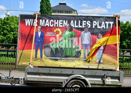 Eine regierungskritische Sternfahrt aus dem Saar-Pfalz-Kreis und dem Kreis Merzig-Wadern endete am Samstag 11.5.2024 am Sarländischen Landtag in Saarbrücken. Die Demonstranten, die sich unparteiisch nennen, kritisieren die Politik der Bundesregierung scharf und befürchten schwere Schäden für den Mittelstand. *** Eine regierungsfeindliche Kundgebung aus dem Landkreis Saar-Pfalz und dem Landkreis Merzig Wadern endet am Samstag, 11 5 2024 im Saarländischen landtag in Saarbrücken die Demonstranten, die sich überparteilich nennen, kritisieren scharf die Politik des Bundes und fürchten ser Stockfoto