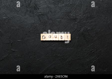 Zweifelswort auf Holzblock geschrieben. Zweifeltext auf dem Tisch, Konzept. Stockfoto