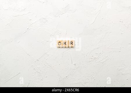 OKR Wort geschrieben auf Holzblock. Abkürzung für Objective Key Results Text auf Zementtabelle für Ihr Design, Konzept. Stockfoto