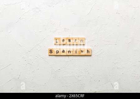 Spanische Wort auf Holz Baustein geschrieben. spanische Text auf dem Tisch erfahren Sie, Konzept. Stockfoto