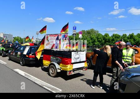 Eine regierungskritische Sternfahrt aus dem Saar-Pfalz-Kreis und dem Kreis Merzig-Wadern endete am Samstag 11.5.2024 am Sarländischen Landtag in Saarbrücken. Die Demonstranten, die sich unparteiisch nennen, kritisieren die Politik der Bundesregierung scharf und befürchten schwere Schäden für den Mittelstand. *** Eine regierungsfeindliche Kundgebung aus dem Landkreis Saar-Pfalz und dem Landkreis Merzig Wadern endet am Samstag, 11 5 2024 im Saarländischen landtag in Saarbrücken die Demonstranten, die sich überparteilich nennen, kritisieren scharf die Politik des Bundes und fürchten ser Stockfoto