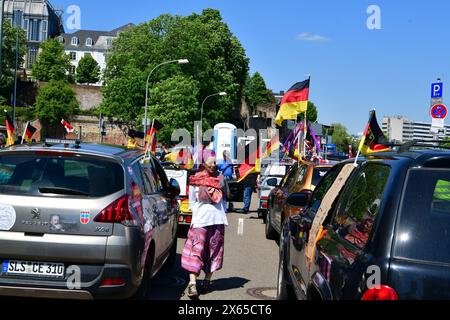 Eine regierungskritische Sternfahrt aus dem Saar-Pfalz-Kreis und dem Kreis Merzig-Wadern endete am Samstag 11.5.2024 am Sarländischen Landtag in Saarbrücken. Die Demonstranten, die sich unparteiisch nennen, kritisieren die Politik der Bundesregierung scharf und befürchten schwere Schäden für den Mittelstand. *** Eine regierungsfeindliche Kundgebung aus dem Landkreis Saar-Pfalz und dem Landkreis Merzig Wadern endet am Samstag, 11 5 2024 im Saarländischen landtag in Saarbrücken die Demonstranten, die sich überparteilich nennen, kritisieren scharf die Politik des Bundes und fürchten ser Stockfoto