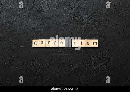 Carpe diem Wort auf Holzblock geschrieben. Carpe diem Text auf Tisch, Konzept. Stockfoto